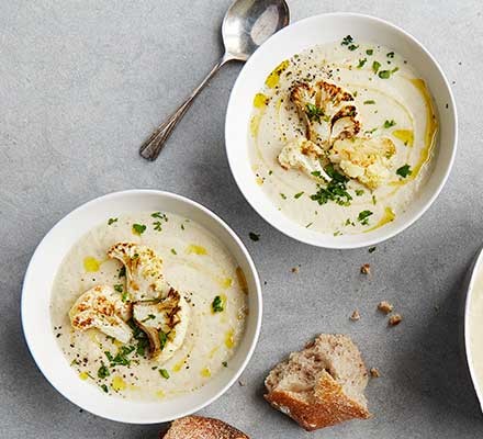 Cauliflower soup in two bowls