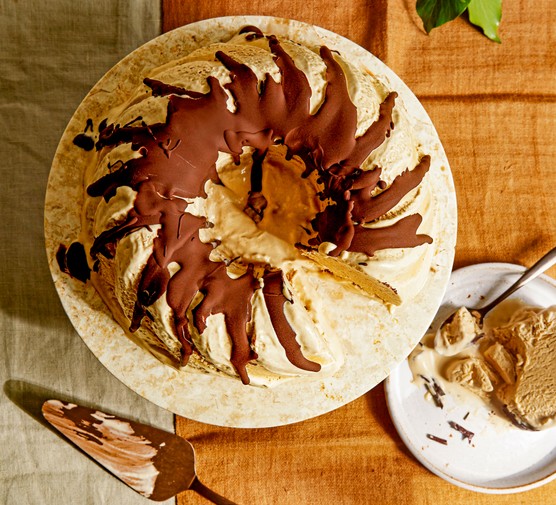 Gluten-free-dessert Coffee & ice cream semifreddo wreath
