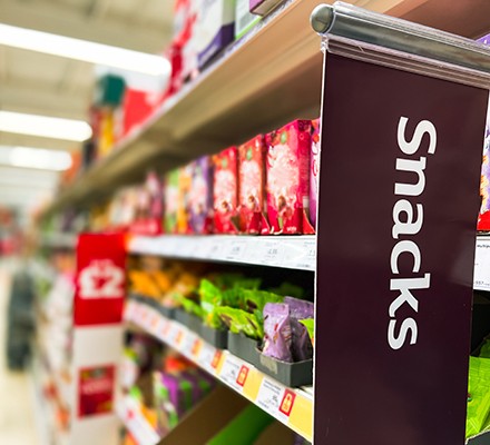 A supermarket sign saying 'snacks'